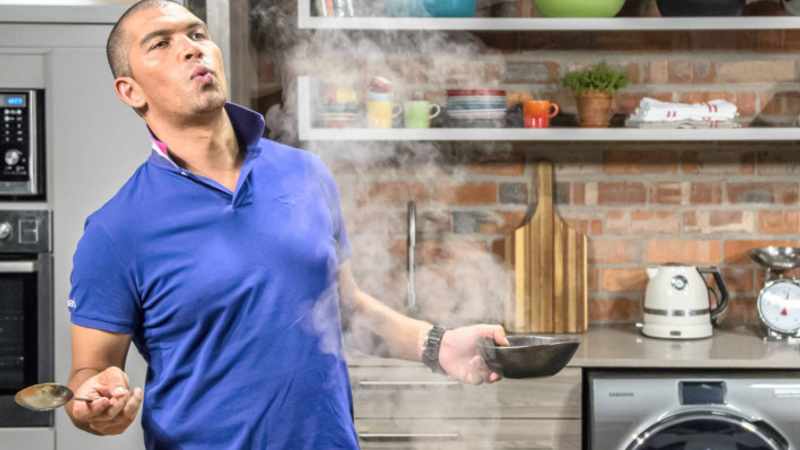 AN-APPETITE-FOR-SOMETHING-DIFFERENT-Celebrity-chef-Reuben-Riffel-doing-what-he-does-best-in-the-kitchen-in-Signature-Living-with-Reuben-on-The-Home-Channel
